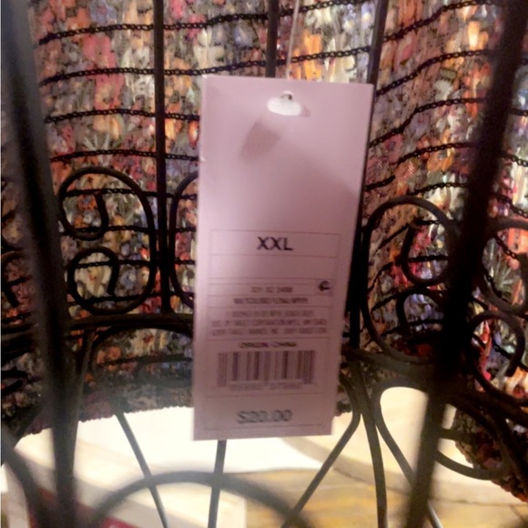 New with tags flower shirt - Picture 3 of 3